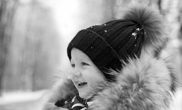 Gelukkig winterkind leuke jongen in de winter kindjongen buitenportret winteremotie