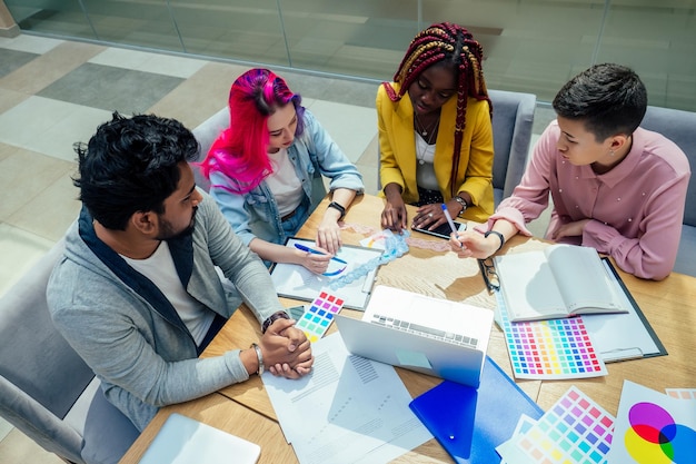 Gelukkig zakelijk creatief team in kantooruitgeverij die volgende verkoopperiode plant