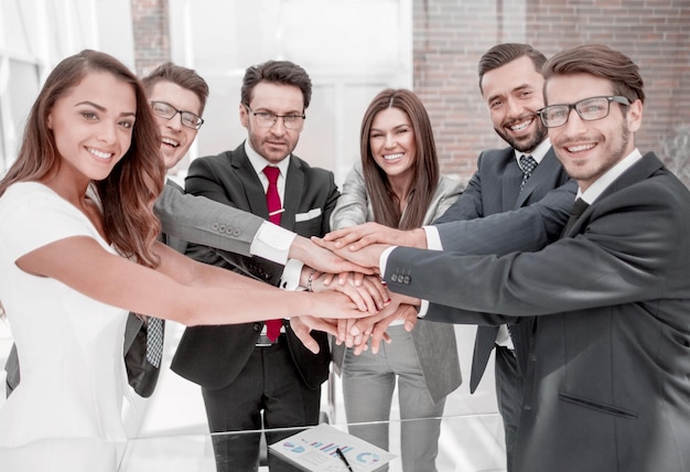 Gelukkig zakelijk team dat de handen ineen slaat bij het opstarten