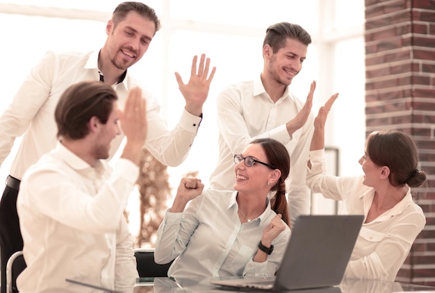 Gelukkig zakelijk team dat hun succes laat zien