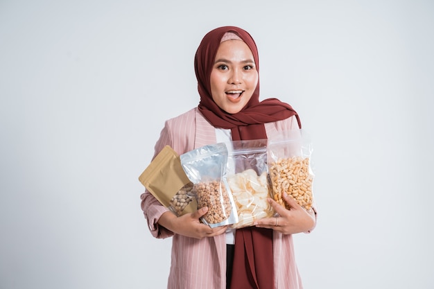 Gelukkig zakelijke moslimvrouw portret brengen de snacks in kleine tas