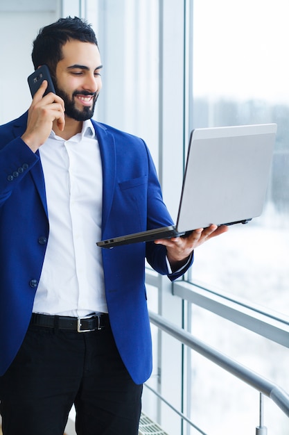 Gelukkig zaken man praten op mobiele telefoon