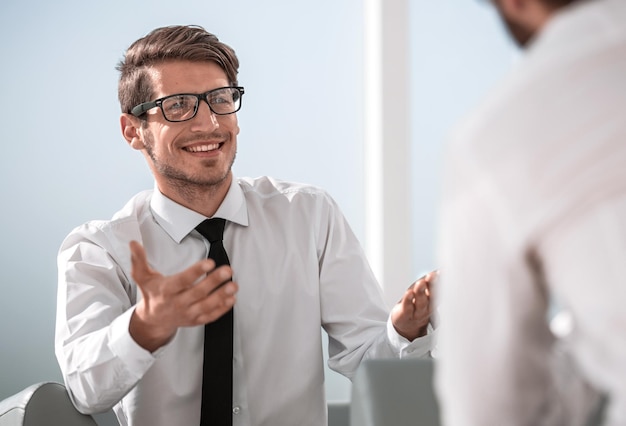 Foto gelukkig zakenman bespreken met collega nieuw businessplan