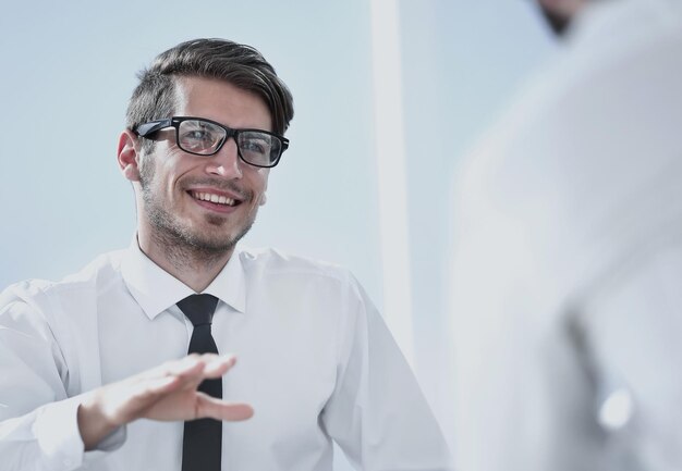 Gelukkig zakenman bespreken met collega nieuw businessplan