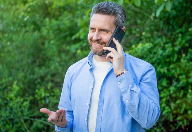 Gelukkig zakenman praten op mobiele telefoon Mobiele zakenman communicatie