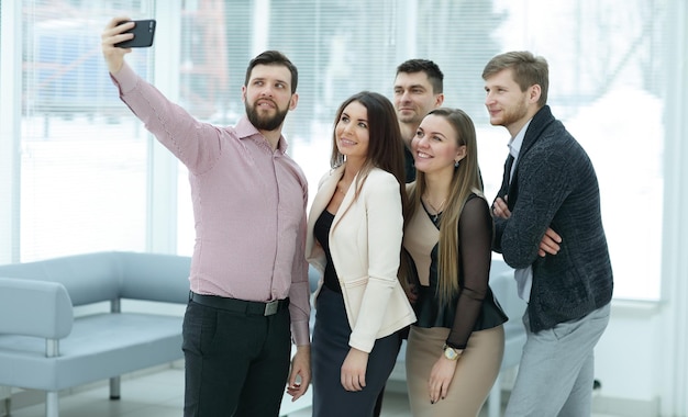 Gelukkig zakenteam dat selfie op kantoor neemt