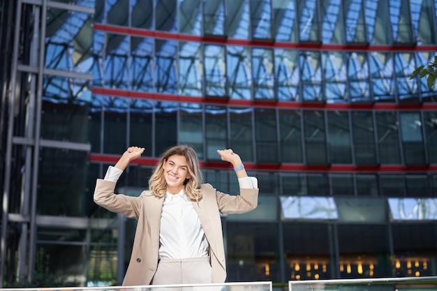 Gelukkig zakenvrouw dansen op straat handen opsteken corporate vrouw viert haar overwinning of suc