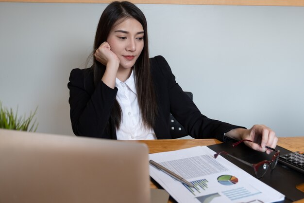 Gelukkig zakenvrouw of accountant glimlachen en klaar voor werk moeilijker.