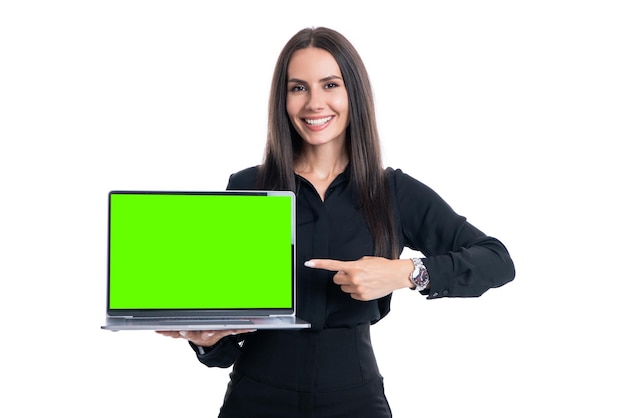 Gelukkig zakenvrouw wijzend op opengeklapte laptopcomputer met groen scherm chroma key effect mockup