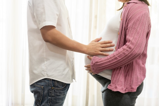 Gelukkig zwanger paar van man en vrouw.