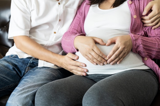 Gelukkig zwanger paar van man en vrouw