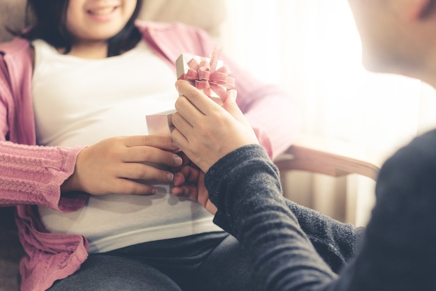 Gelukkig zwanger paar van man en vrouw