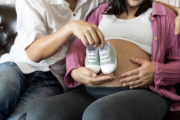 Foto gelukkig zwanger paar van man en vrouw.