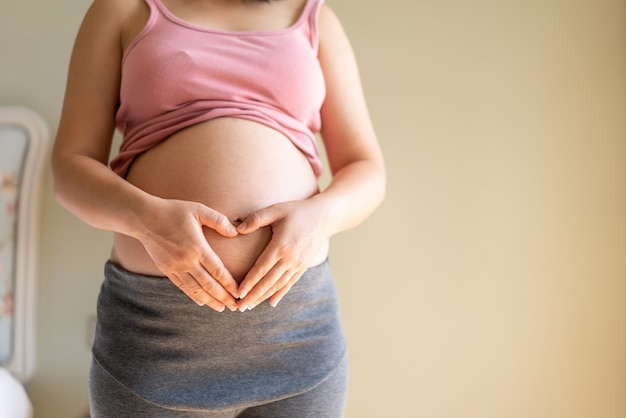 Gelukkig zwangere vrouw en verwacht baby.