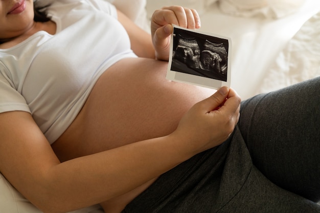 Gelukkig zwangere vrouw en verwacht baby.