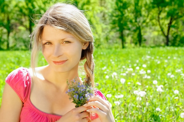 Gelukkig zwangere vrouw op de natuur in het park