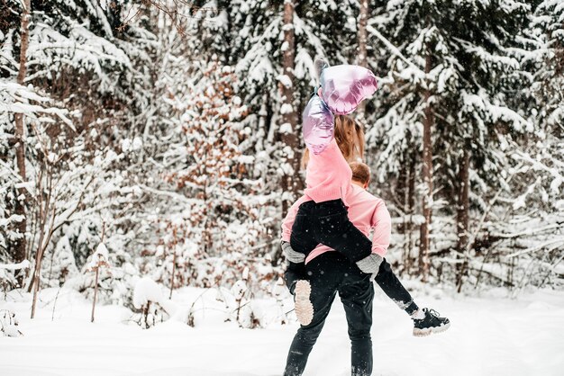 Gelukkige actieve paar in winter woud, moroz dag, levensstijl.