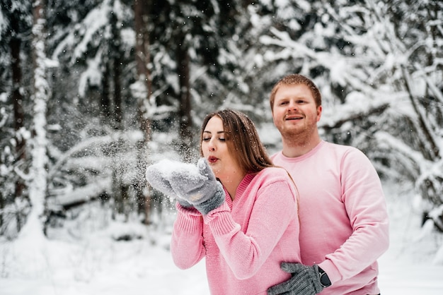 Gelukkige actieve paar in winter woud, moroz dag, levensstijl.