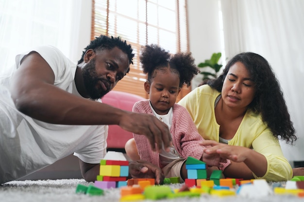 Gelukkige Afrikaanse familie die thuis speelse tijd heeft Familie liefde Ouders en peuter binnen