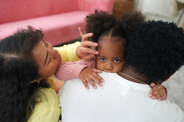 Gelukkige afrikaanse familie die thuis speelse tijd heeft familie liefde ouders en peuter binnen