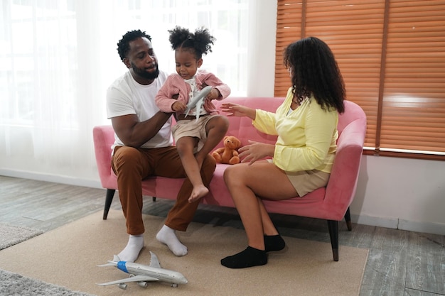 Gelukkige Afrikaanse familie die thuis speelse tijd heeft Familie liefde Ouders en peuter binnen