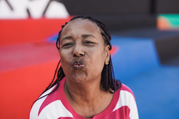 Foto gelukkige afrikaanse senior vrouw in de stad