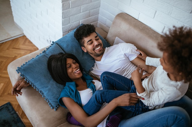 Gelukkige Afro-Amerikaanse familie genieten van familietijd thuis