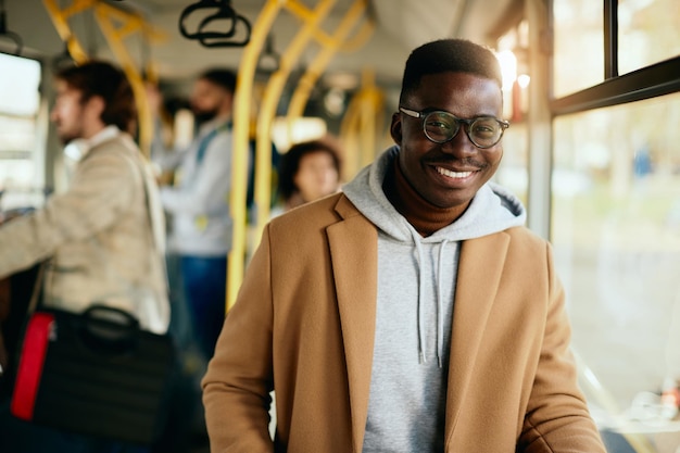 Gelukkige Afro-Amerikaanse man die met het openbaar vervoer reist