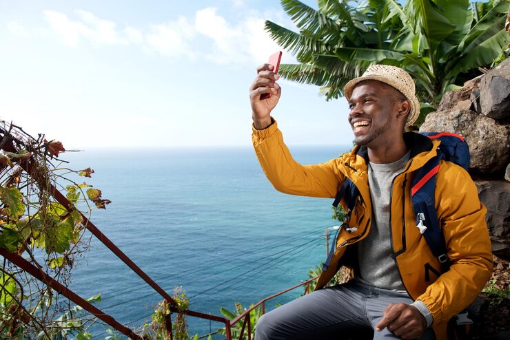Gelukkige Afro-Amerikaanse reismens die selfie neemt