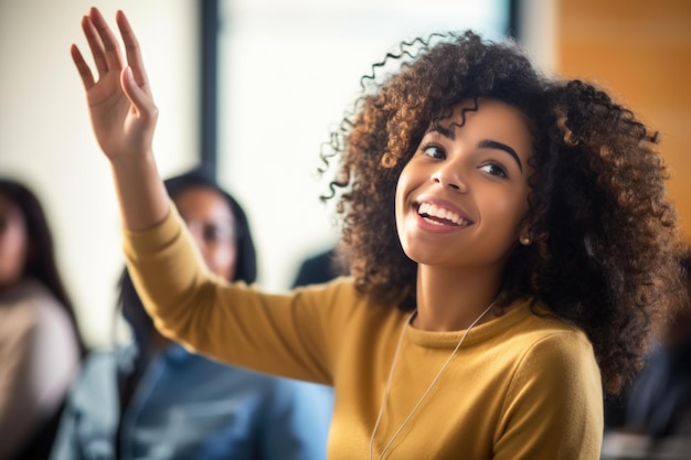 Gelukkige Afro-Amerikaanse student die haar hand opheft om een vraag te stellen tijdens een lezing in de klas