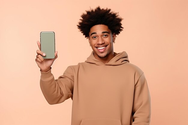 Gelukkige Afro-Amerikaanse tienerstudent met een mobiele telefoon die met zijn vinger naar een smartphone wijst.