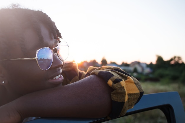 Gelukkige Afro-Amerikaanse vrouw in een auto, levensstijl