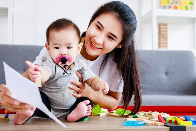 Gelukkige alleenstaande moeder familie schattige dochter stuurt moeder cadeau naar moeder Moederdag concept