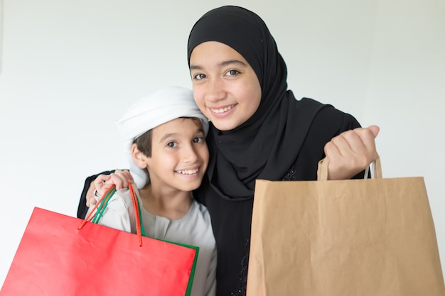 Gelukkige arabische familie plezier tijd met boodschappentassen
