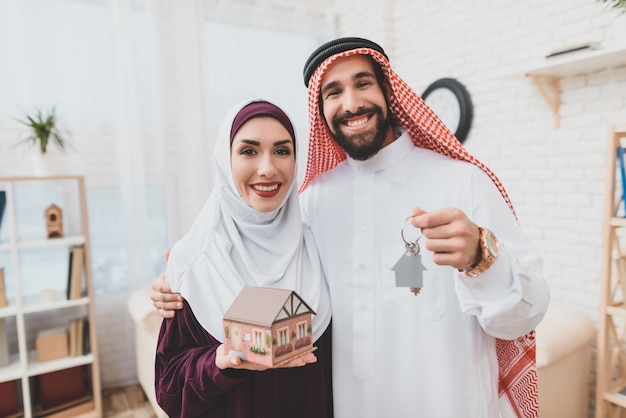 Gelukkige Arabische paar met huis sleutels droomhuis.