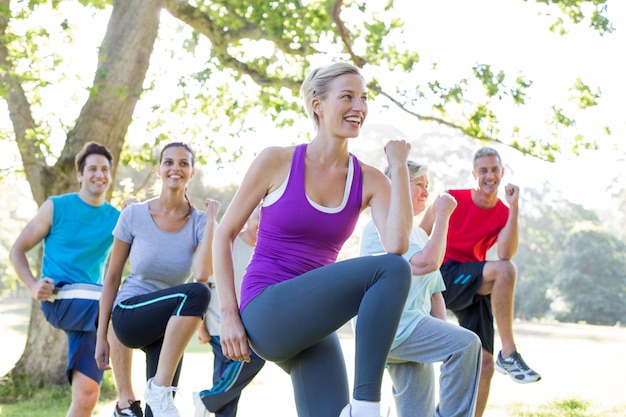 Gelukkige atletische groepstraining