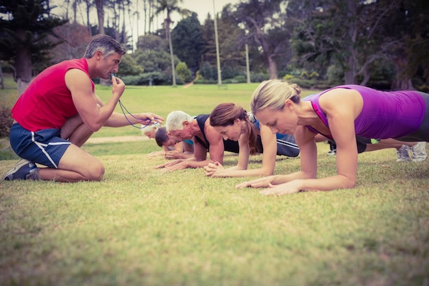 Foto gelukkige atletische groepstraining