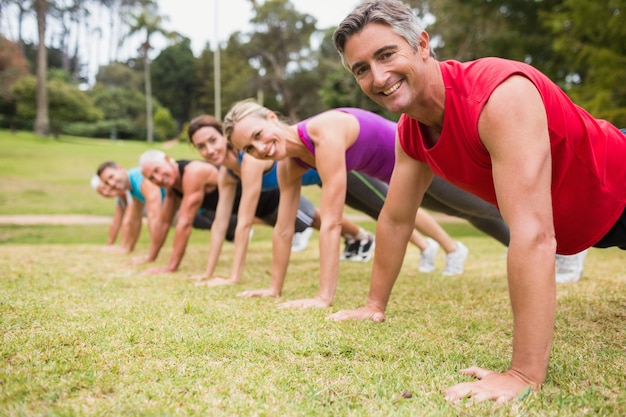 Gelukkige atletische groepstraining