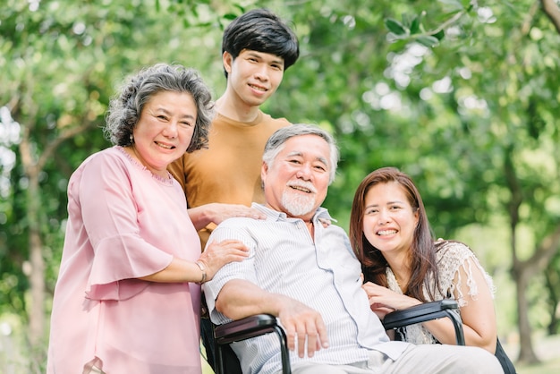 Gelukkige Aziatische familie die een goede tijd heeft