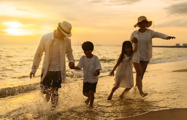 Gelukkige Aziatische familie geniet van het strand met vader, moeder en dochter die plezier hebben op het strand in de zomervakantie op het oceaanstrand Gelukkige familie met vakantie tijd levensstijl concept