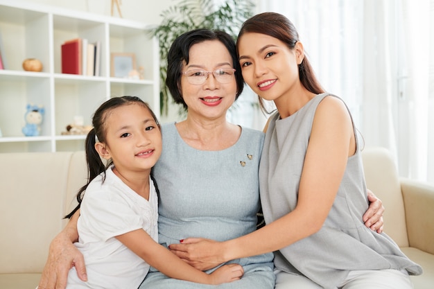 Gelukkige Aziatische familie thuis