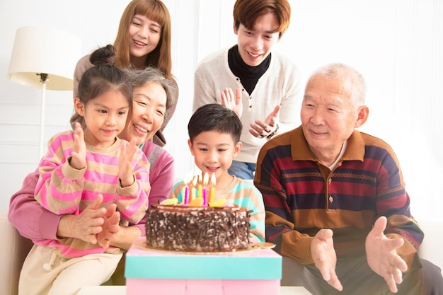 Gelukkige Aziatische familie viert de verjaardag van het kind