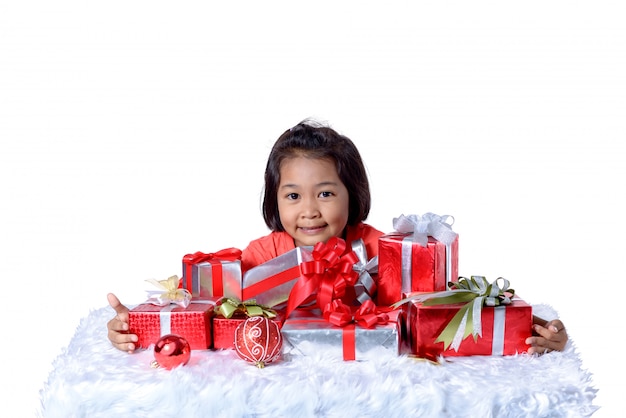 Gelukkige Aziatische Kerstmis van de kindholding stelt voor.