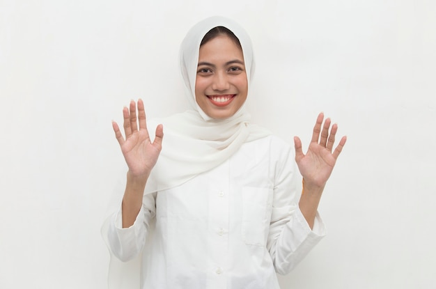 Gelukkige Aziatische Moslimvrouw in hijab zeg hallo