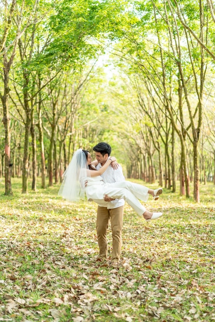 Gelukkige Aziatische paar verliefd op boom boog