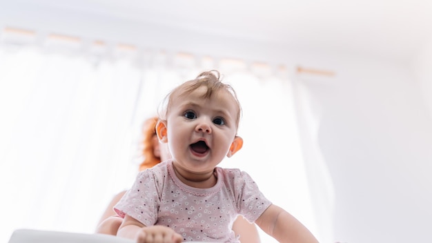 Gelukkige babydochter dichtbij moeder