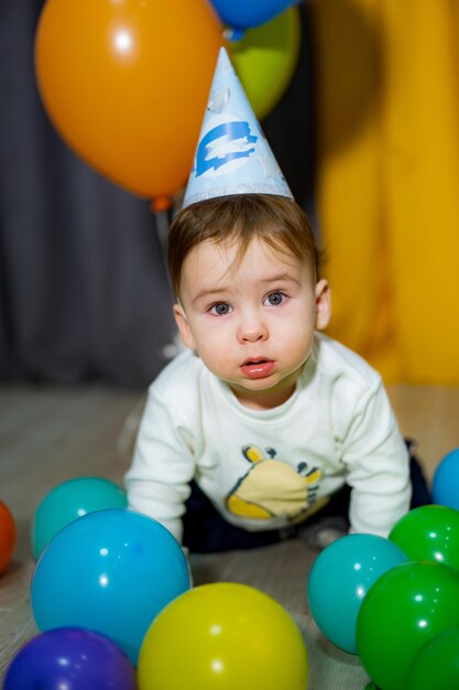 Gelukkige babyjongen met bos van ballons Eerste babyjongensverjaardagspartij