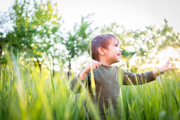 Gelukkige babyjongen op de zomervakantie die pret en gelukkige tijd hebben