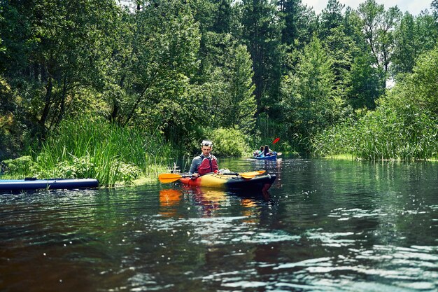 Gelukkige beste vrienden die plezier hebben op een kajak. kajakken op de rivier.