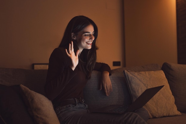 Gelukkige blanke jonge meisje student kijken webinar luisteren online cursus communiceren door videoconferentie e leren taal in app lachen studeren met leraar les kijken op laptop's nachts xA